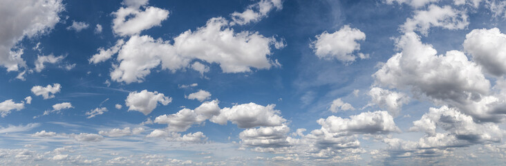 Panoramafoto von vielen Cumulus- oder Haufenwolken in klarer Luft mit blauem Himmel ohne Sonne und ohne Horizont als Schablone für Himmelshintergründe