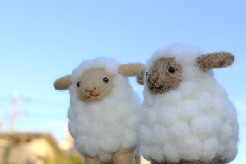 青空と2匹の羊毛フェルトのヒツジ