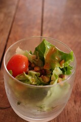 グラスに入ったサラダ
