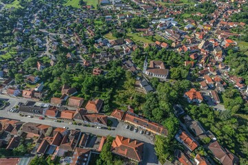 Die mittelfränkische Stadt Schillingsfürst im Naturpark Frankenhöhe im Luftbild