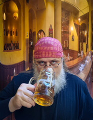 Biertrinker in einer Bar