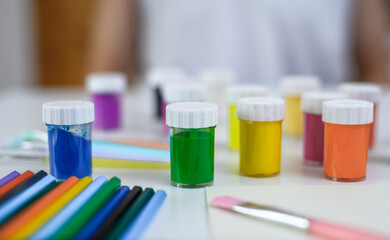 Pędzle, kredki i farby do malowania leżą na biurku, rozwijać talent i kreatywność koncept © Paweł Kacperek