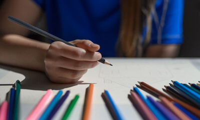 Warsztaty zajęcia twórcze dla dzieci, dziewczynka maluje kredkami © Paweł Kacperek