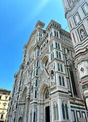 Obraz premium Unrivaled architectural beauty and masterpieces of iconography on the main facade of the Cathedral of Santa Maria del Fiore in Piazza Duomo in Florence.