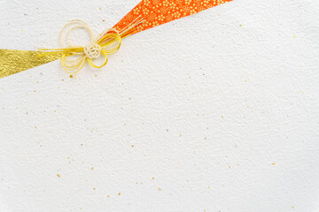 白と金銀のもみ和紙に金と赤の千代紙と水引細工の和風背景