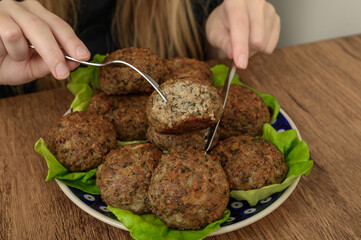 Kotlety z mielonego mięsa wieprzowego z gotowana kasza gryczana, pieczone klopsy 