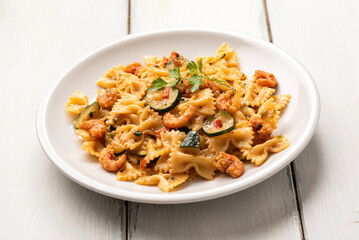 Farfalle con zucchine e gamberi, pasta italiana, ricetta mediterranea 