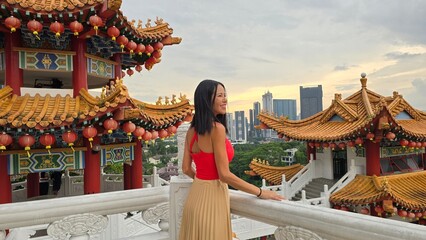 Fototapeta premium woman in a chinese temple roof