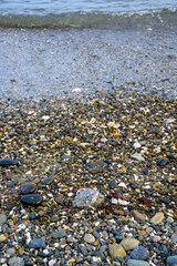 海岸線の砂浜は場所によっては砂利の足を切りそうな貝殻やガラスの破片があります。横須賀市久里浜