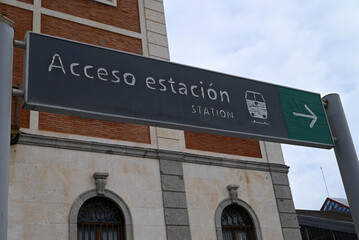 Panneau indiquant en espagnol la direction de la gare ferroviaire de Cadix