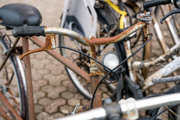 Obraz premium Rusted and dirty bike handlebar, old abandoned bikes