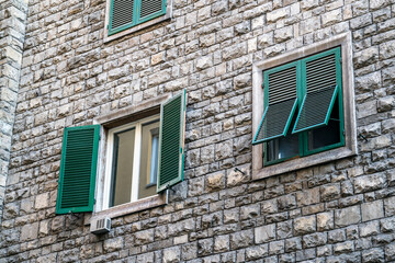Obraz premium Italian style windows with green wooden shutters