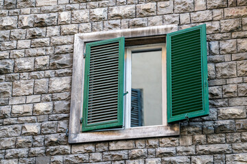 Obraz premium Italian style windows with green wooden shutters