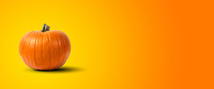 banni&egrave;re web avec citrouille d'halloween Jack o' lantern sur un fond d&eacute;grad&eacute; jaune et orange