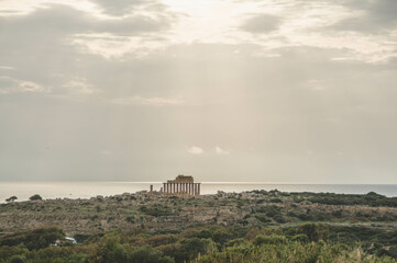 Obraz premium landscape with ancient greek temple in Selinute in Sicily