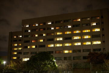 夜の都市の建物の風景
