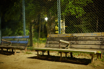 夜の静かな公園の運動場の風景