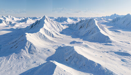 Sommets enneig&eacute;s sous le ciel clair