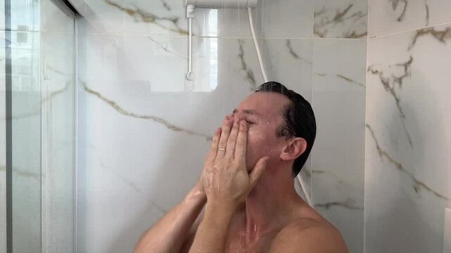 homem tomando banho 