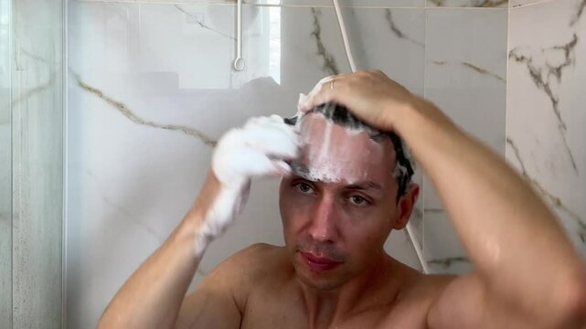 homem lavando o cabelo com shampo