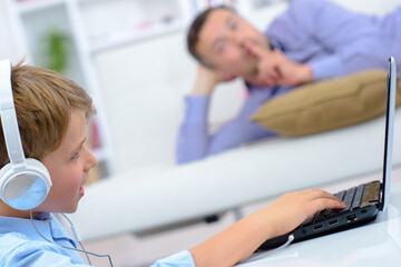 Obraz premium young boy using the laptop