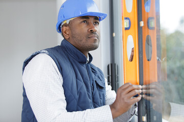 builder measuring window with spirit level