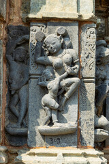 Obraz premium Dancing women of Jainism depicted on the 12th-century Jain Temple in the Arthuna Group of Temples, Banswara, Rajasthan, India.