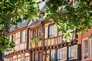 Fototapeta premium Ville de Colmar. Village d'Alsace. Maisons traditionnelles alsaciennes. Maison à colombage et encorbellement. Maisons médiévales de couleur en bois.