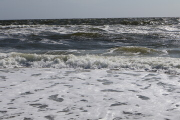 Fototapeta premium Close-Up of Ocean Waves Crashing on the Shoreline