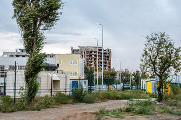 Naklejka premium The remains of city buildings after massive artillery shelling airstrikes.