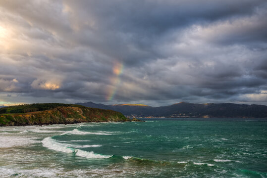Anticlinal rays and spectrum of colours at sunset over the Loiba coast