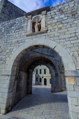Naklejka premium Exploring the historic stone archway in Dubrovnik Croatia under a bright sky
