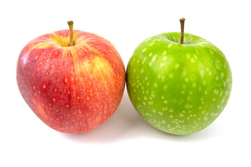pomme rouge et verte, en gros plan, isolées sur un fond blanc
