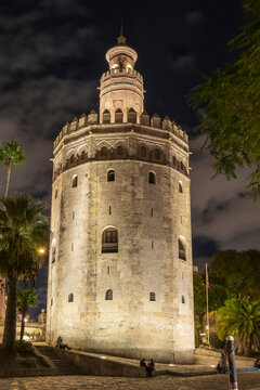 Torre del Oro es una torre albarrana, ubicada en el margen derecho del r&iacute;o Guadalquivir. Siendo su fecha de construcci&oacute;n en 1220. Actualmente alberga el Museo Mar&iacute;timo