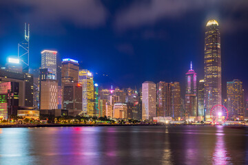 Fototapeta premium 香港 湾仔 プロムナードからの夜景