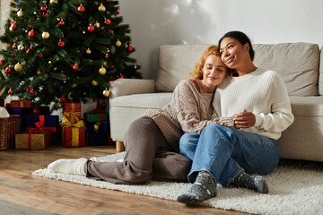 Obraz premium Two happy partners enjoy a cozy moment together, surrounded by holiday decor and warmth.