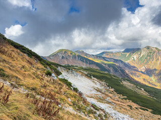 双六から望む三俣蓮華岳と鷲羽岳の秋景色