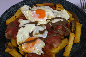 lat typique avec des œufs frits et des frites servi dans les restaurants espagnols