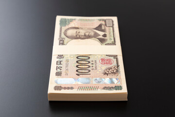 黒背景に一万円の札束
