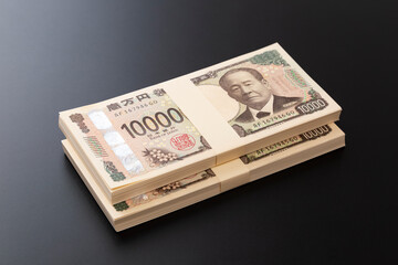 黒背景に一万円の札束