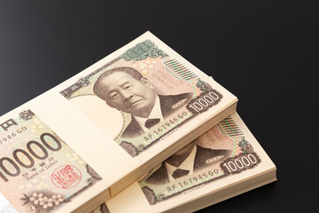 黒背景に一万円の札束