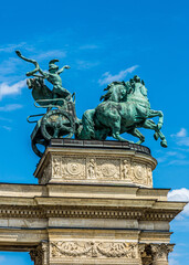 Obraz premium Heroes' Square - Statues of Historic Hungarians. in Budapest, Hungary.