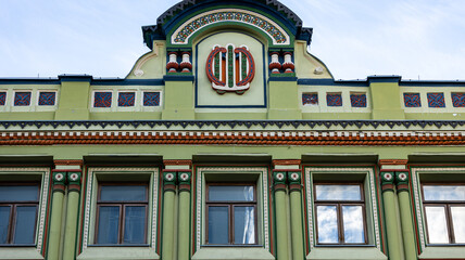 Obraz premium A beautiful green building featuring the word old prominently displayed on it
