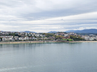 Obraz premium Panorama of San Sebastian seaside from the park Urgull
