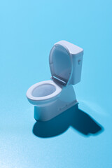 ブルー背景にミニチュアトイレ