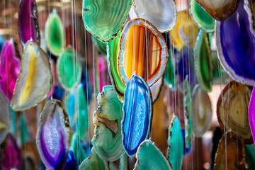 Obraz premium Close-up of hanging ornaments made with agate stones and geodes
