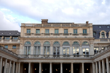 Le Palais-Royal à Paris près du Palais du Louvre