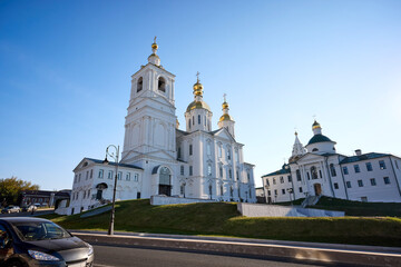 Fototapeta premium Annunciation Church in Arzamas - Golden Domes and Blue Sky