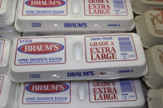 BRAUM'S Grade A EXTRA LARGE EGGS closeup shelf