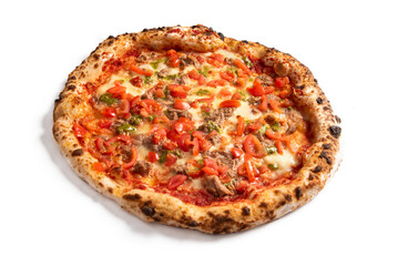 Pizza carlofortina condita con tonno, pomodoro fresco e pesto alla genovese, cibo italiano 